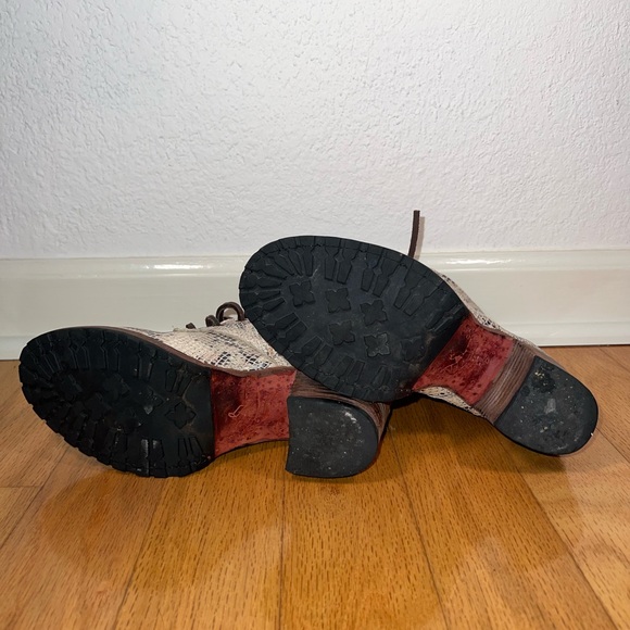 LIKE NEW RARE FreeBird Cavalier white snake skin women’s size 7 ankle boot - Picture 10 of 12